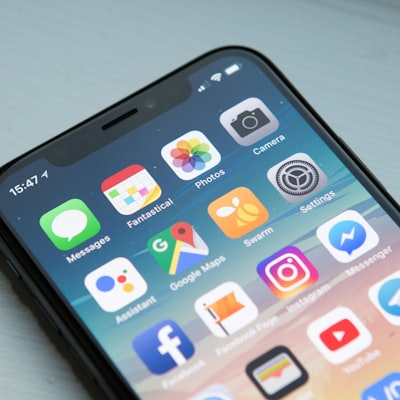 雪缘园足球APP在手机和平板电脑上显示的界面示意图